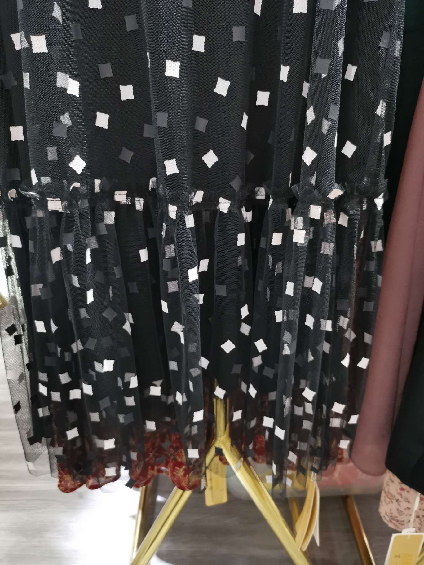 A fashionable halter top reveals a double-layered dress Specification image