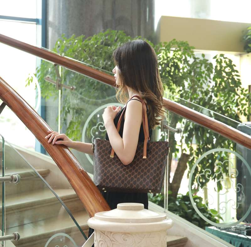 MK women's bag: Classic, fashionable, large-capacity single-shoulder bag Application Scenario