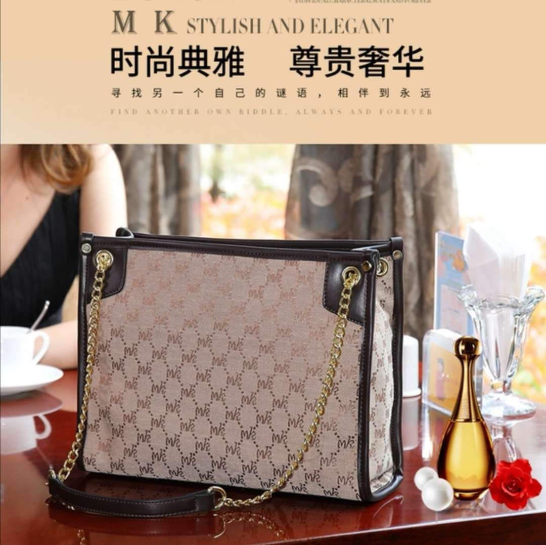 "National trend MK women's bag Trendy tote bag. Specification image