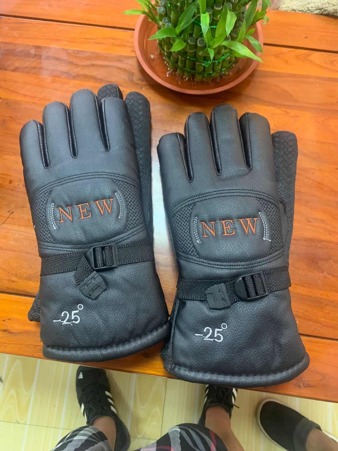 Extended suede gloves