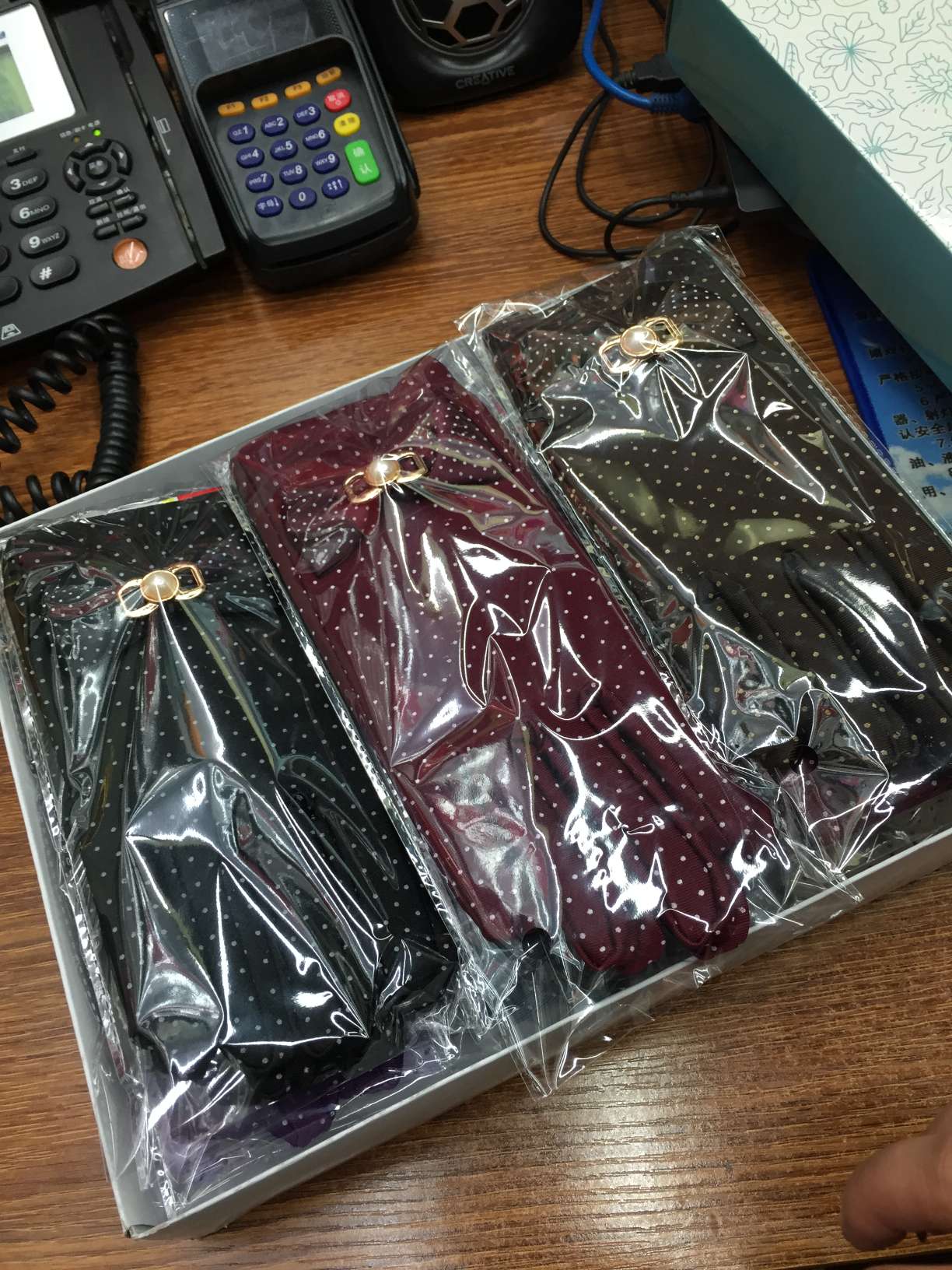 Elastic gloves with large bow tie box