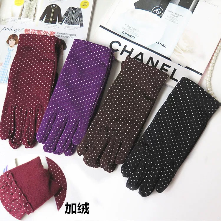 Plucked dotted gloves