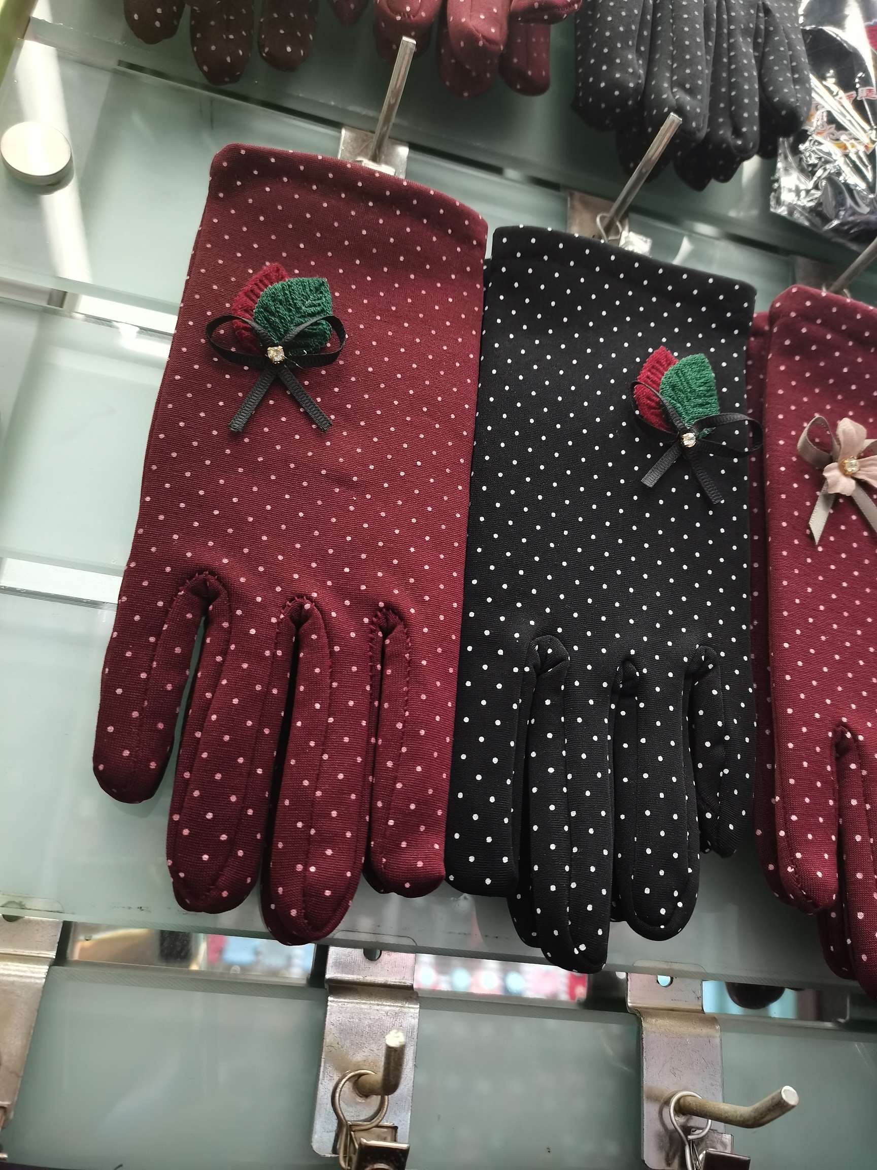 Plucked and thickened leaf gloves