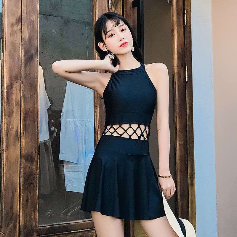 黑色镂空连衣裙