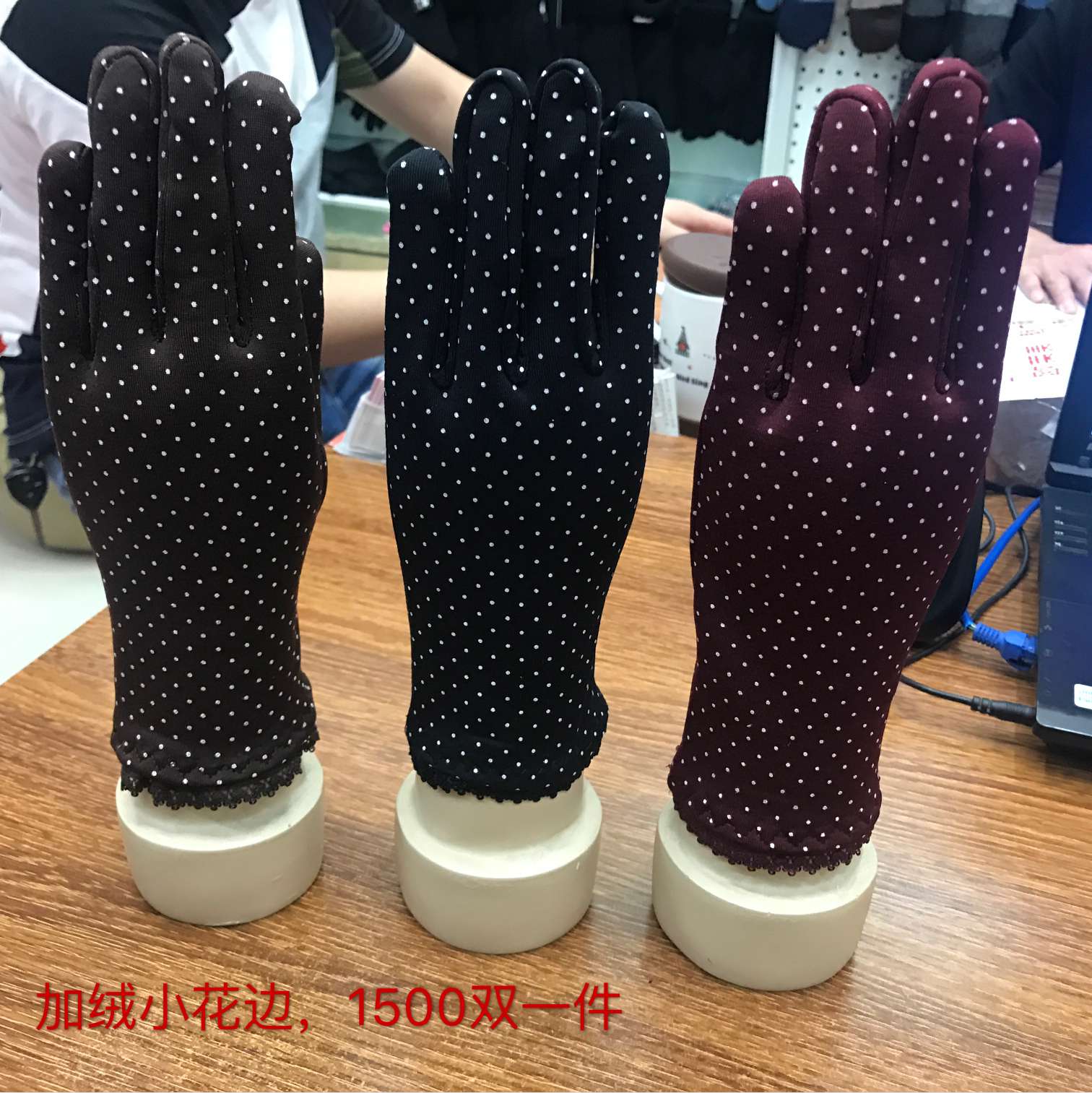 Brushed flowered gloves thumbnail