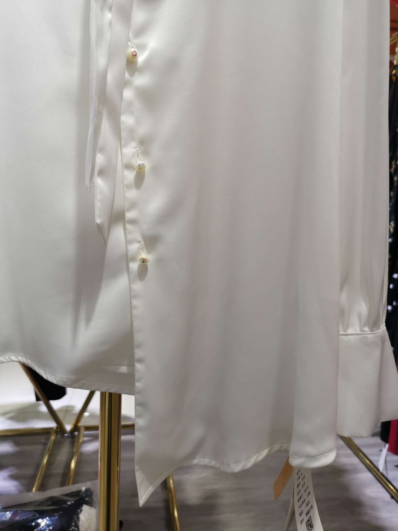 Fashionable single-sided V-neck women's top details Picture