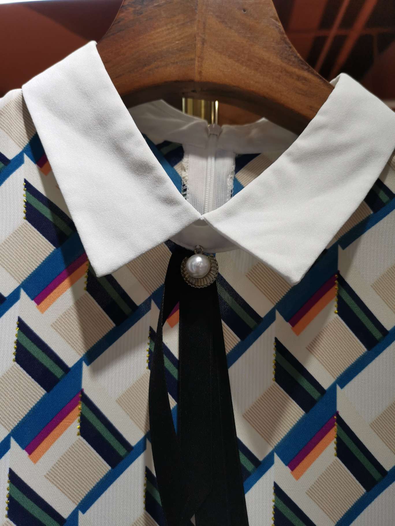 A long-sleeved women's top with a white feather collar and floral pattern details Picture