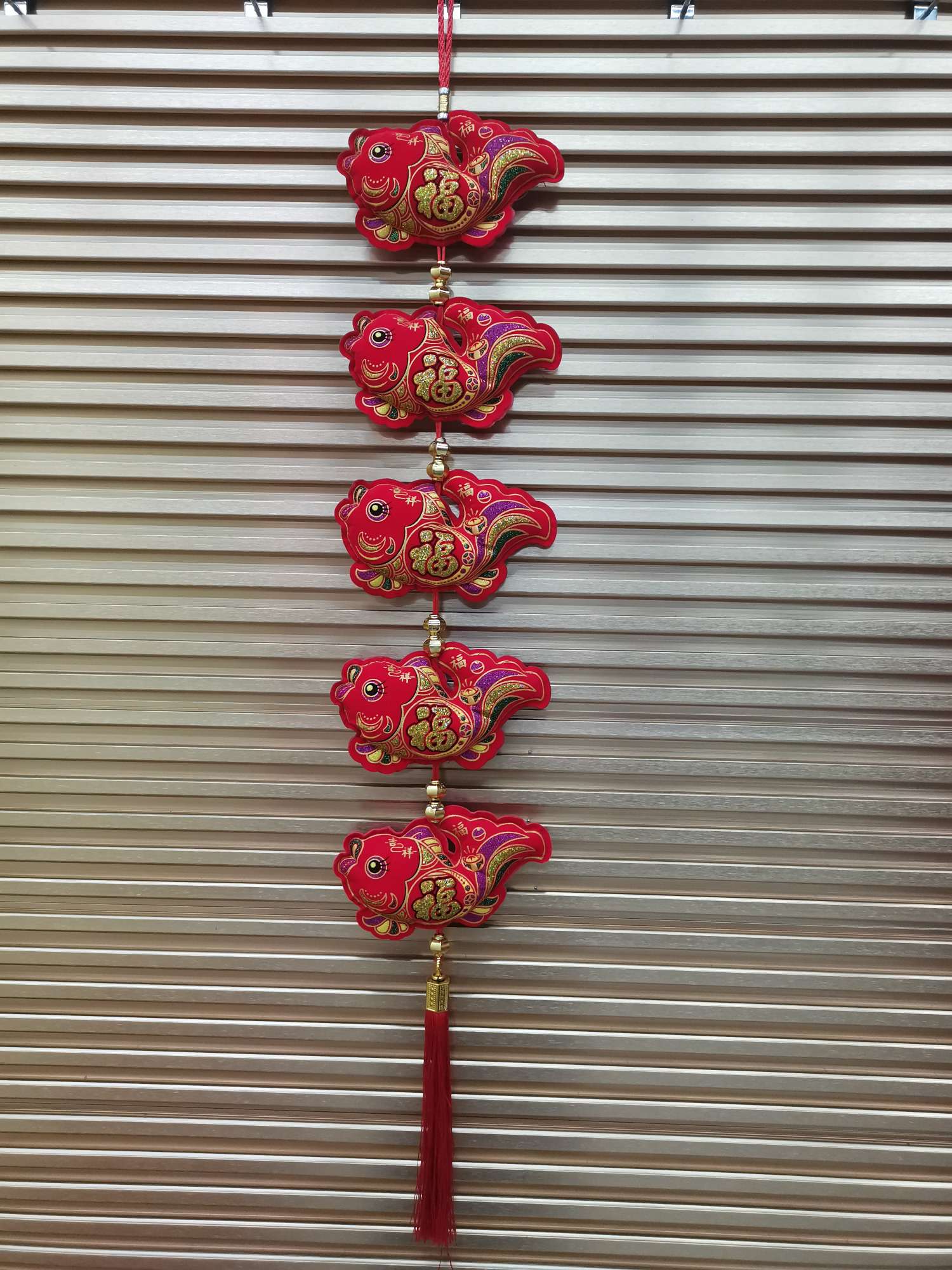 Large curved fish skewers printed with velvet and gold powder