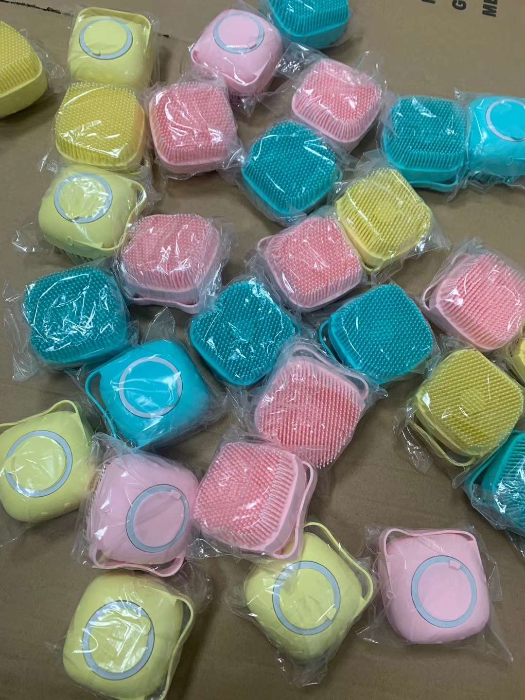 硅胶洗澡刷白底实物图