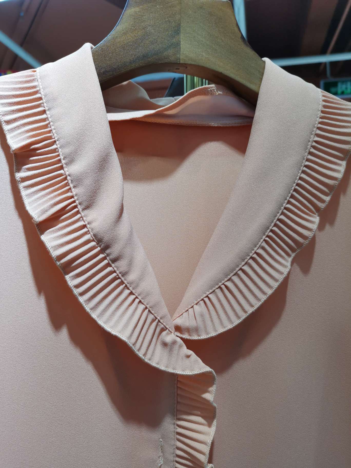 Fashionable large V-neck women's top details Picture