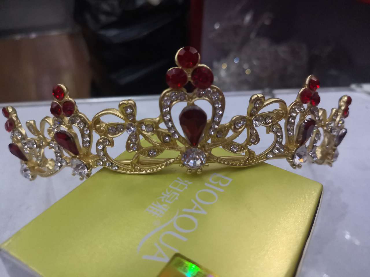 High-quality colored diamond crown