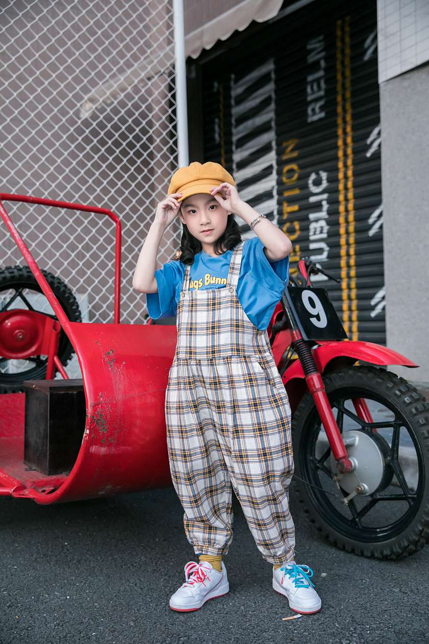 Plaid shoulder strap capri pants Application Scenario