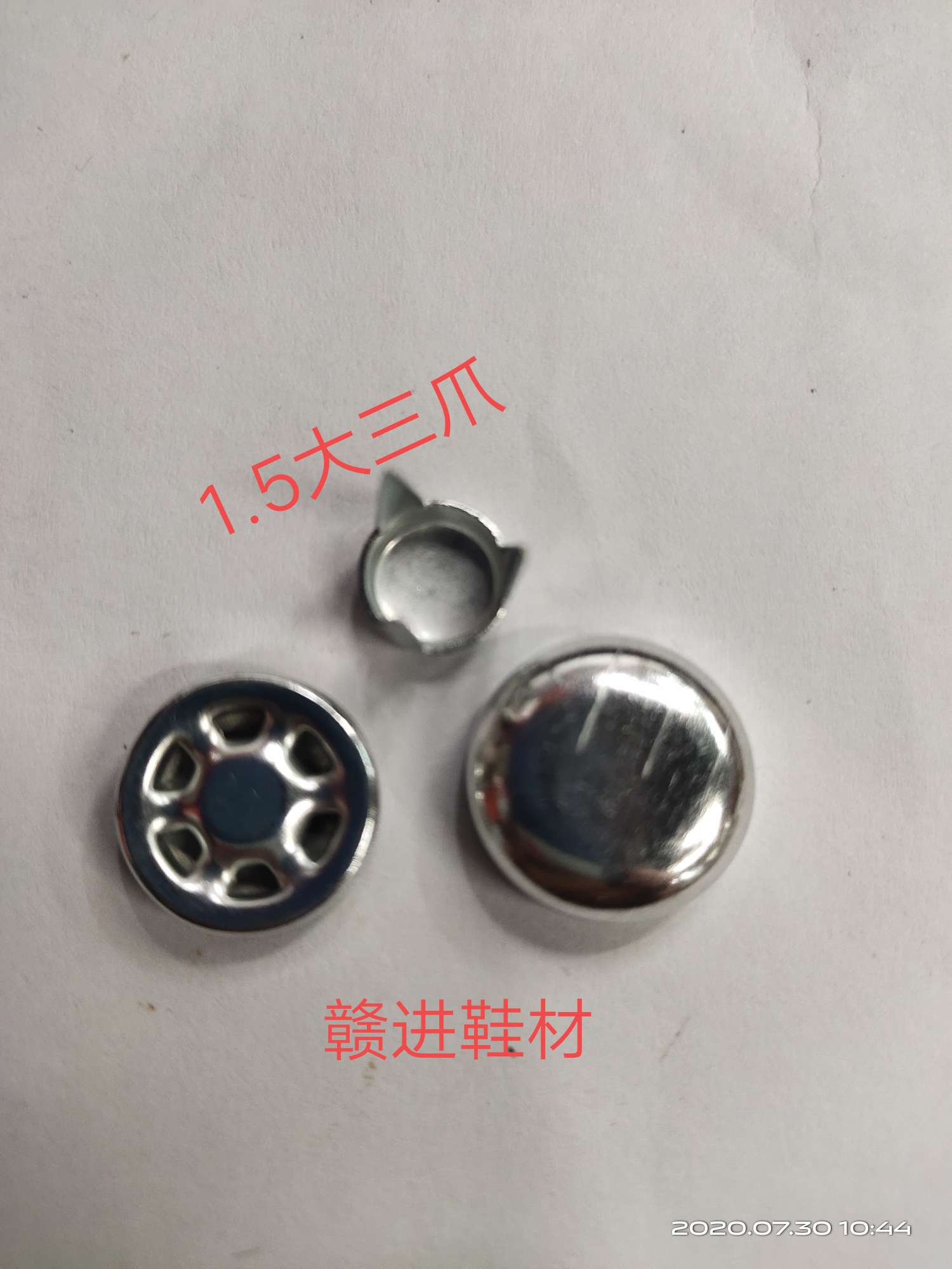 There are various models of three-prong cap buckles