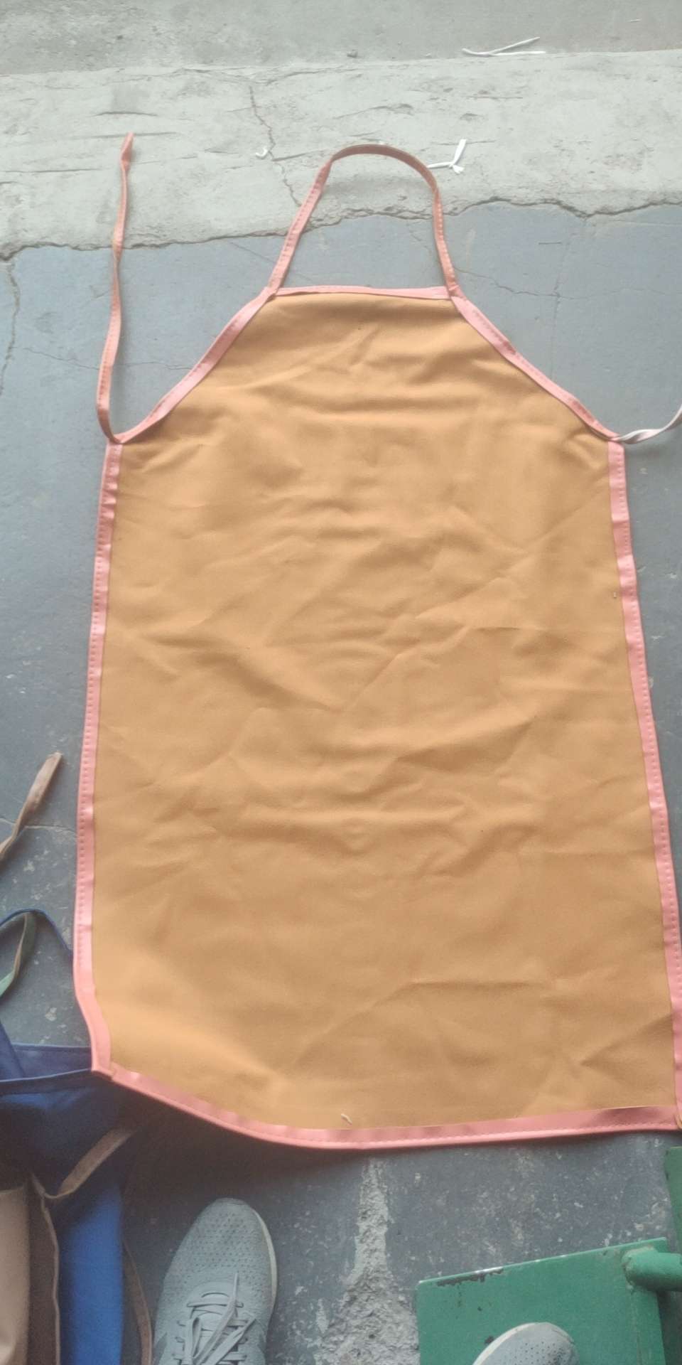 Hot-selling 90cm mixed color leather apron with fleece, pu waterproof and oil-resistant neck-hanging work protection apron details Picture