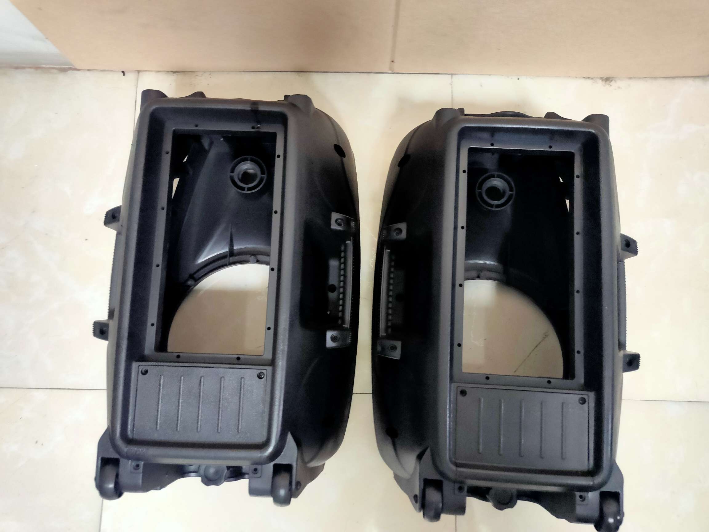 12寸塑料音响空箱体，镙纹高音，12寸喇叭低音，低音喇叭囗外直径32厘米，内径28厘米，前面铁网，后板配齐，一只不包邮价产品图