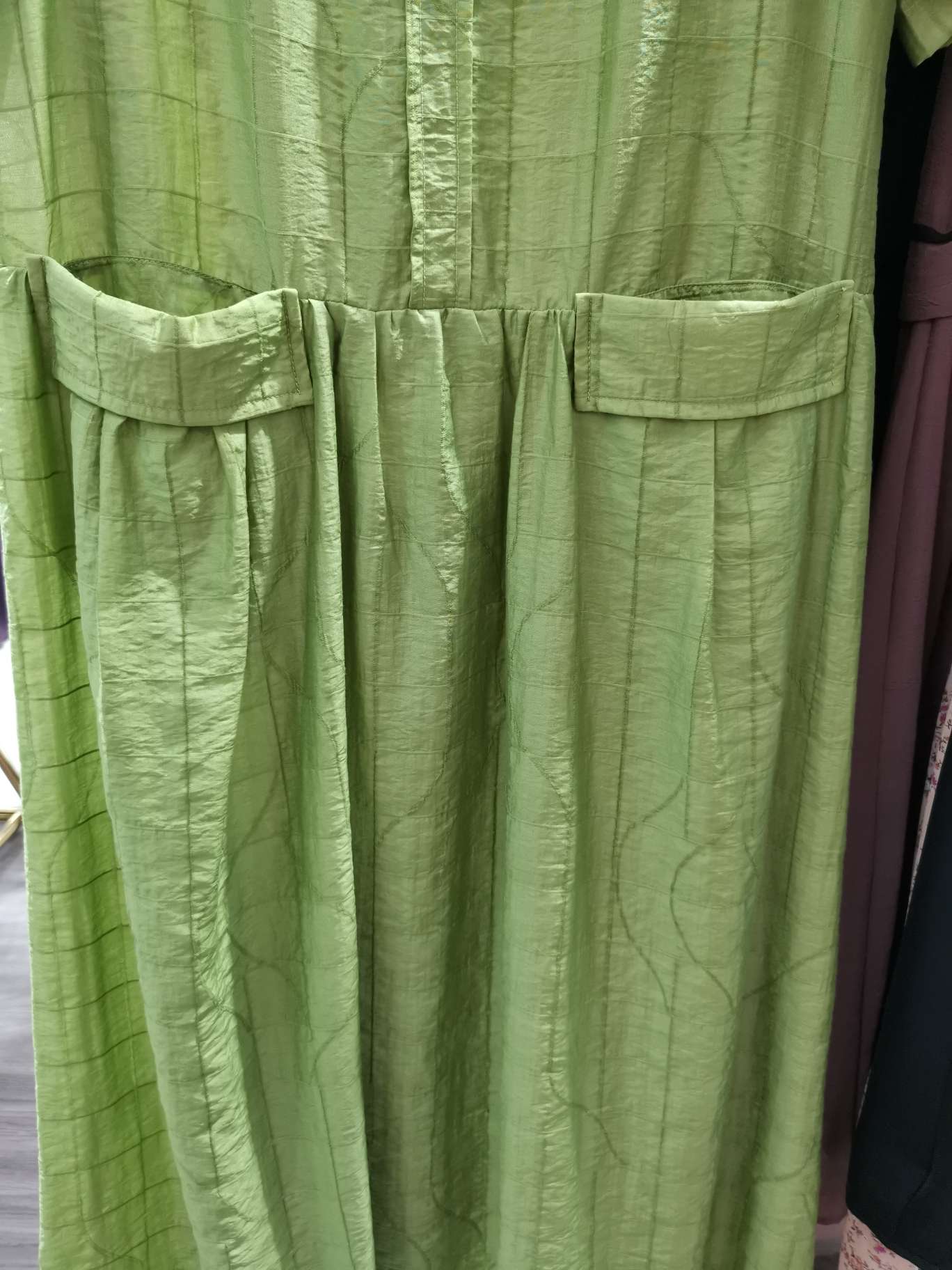 Fashionable light green large round neck double pocket dress details Picture