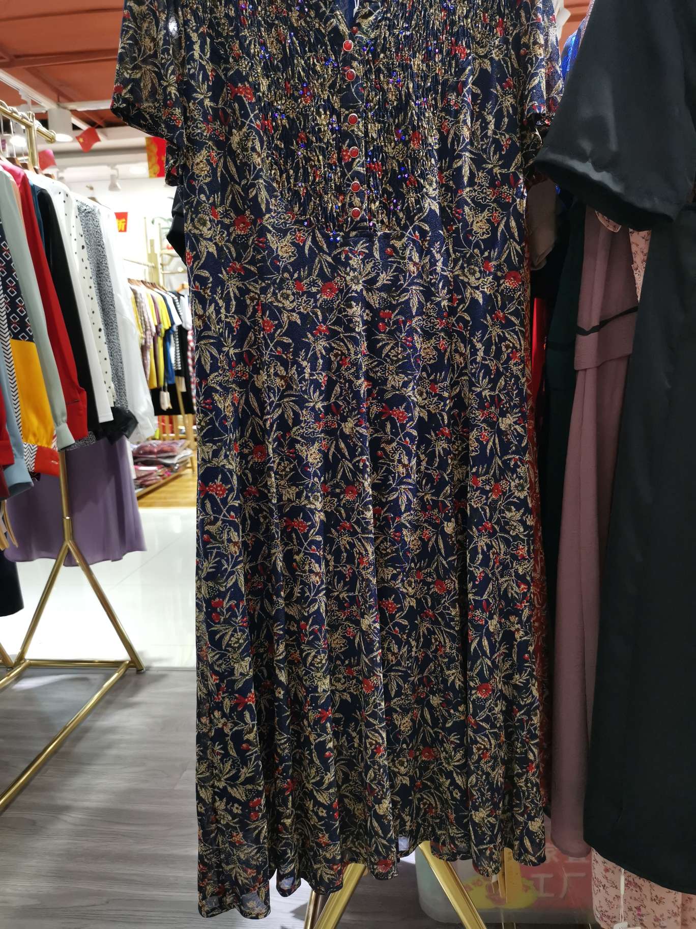 Wrinkled round-neck fashionable women's dress
