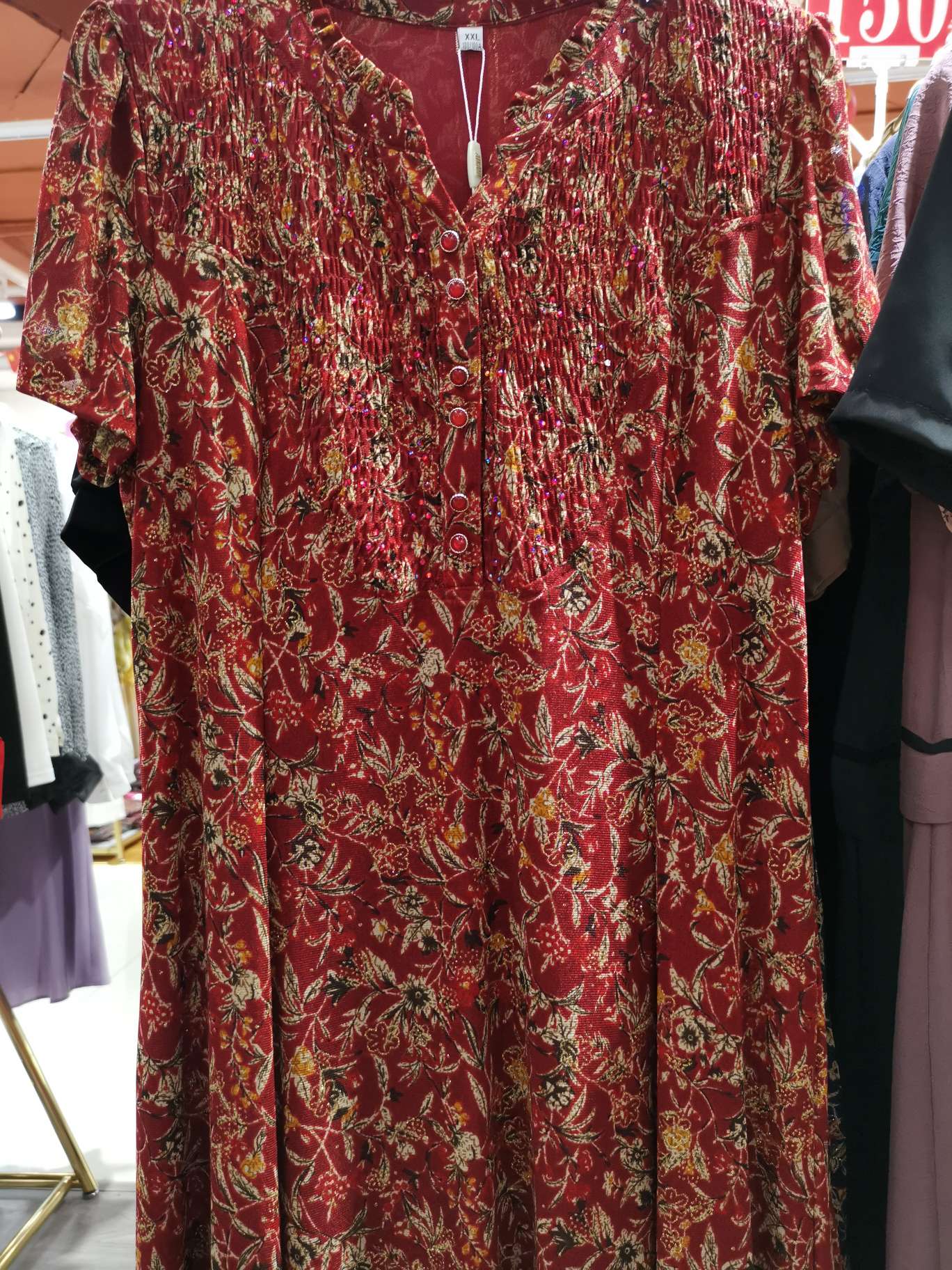 Fashionable small V-shaped round-neck dress