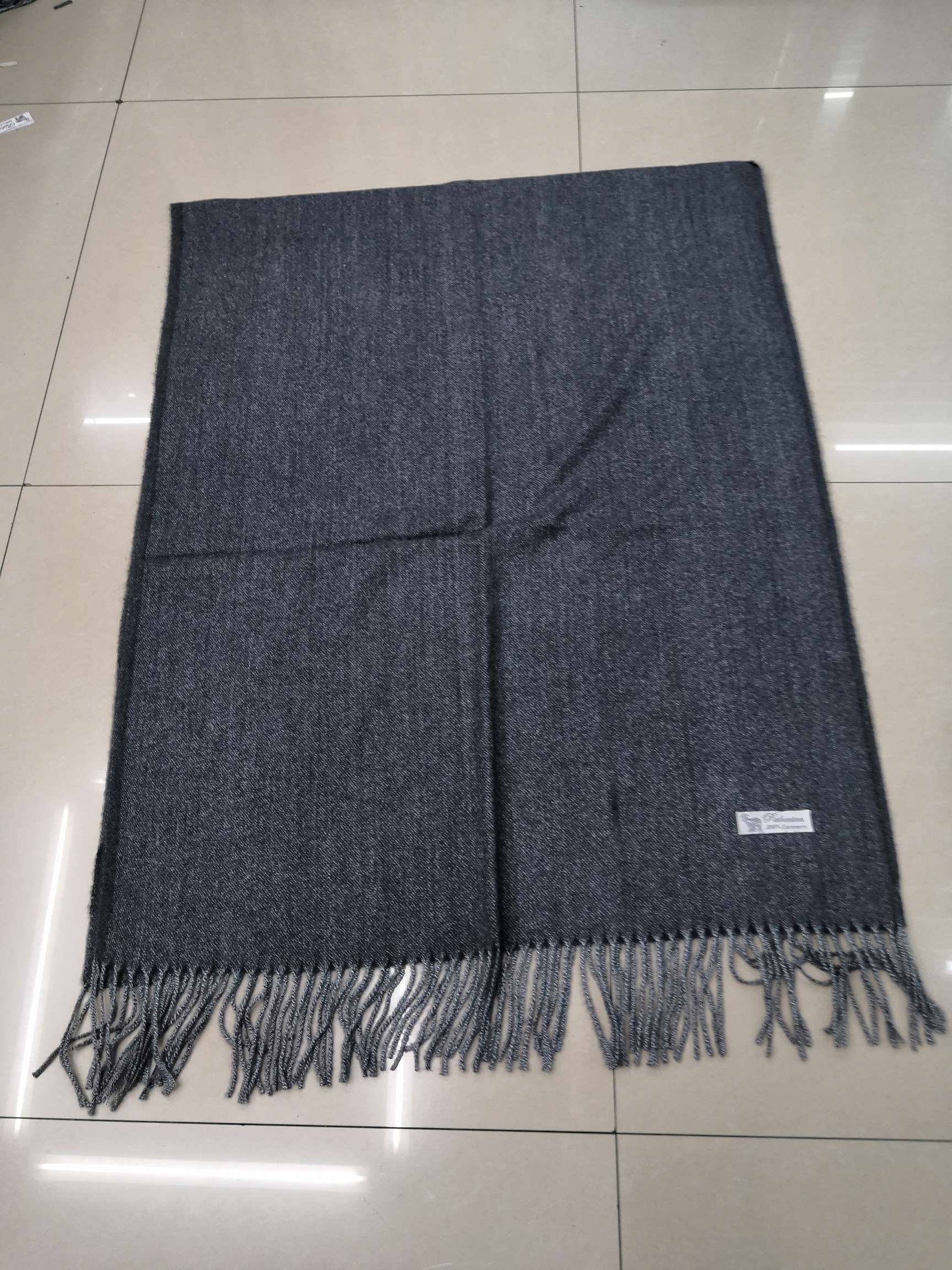 Monochrome Cashmere - 12 details Picture