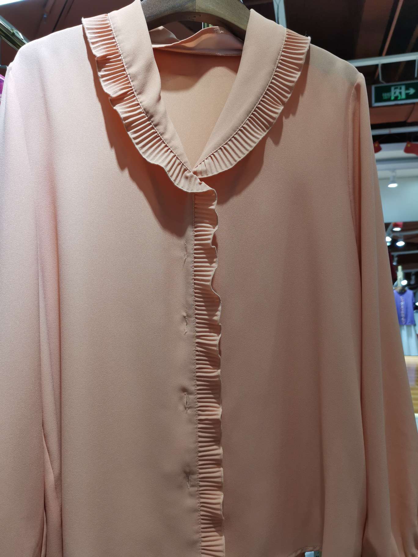 Fashionable large V-neck women's top