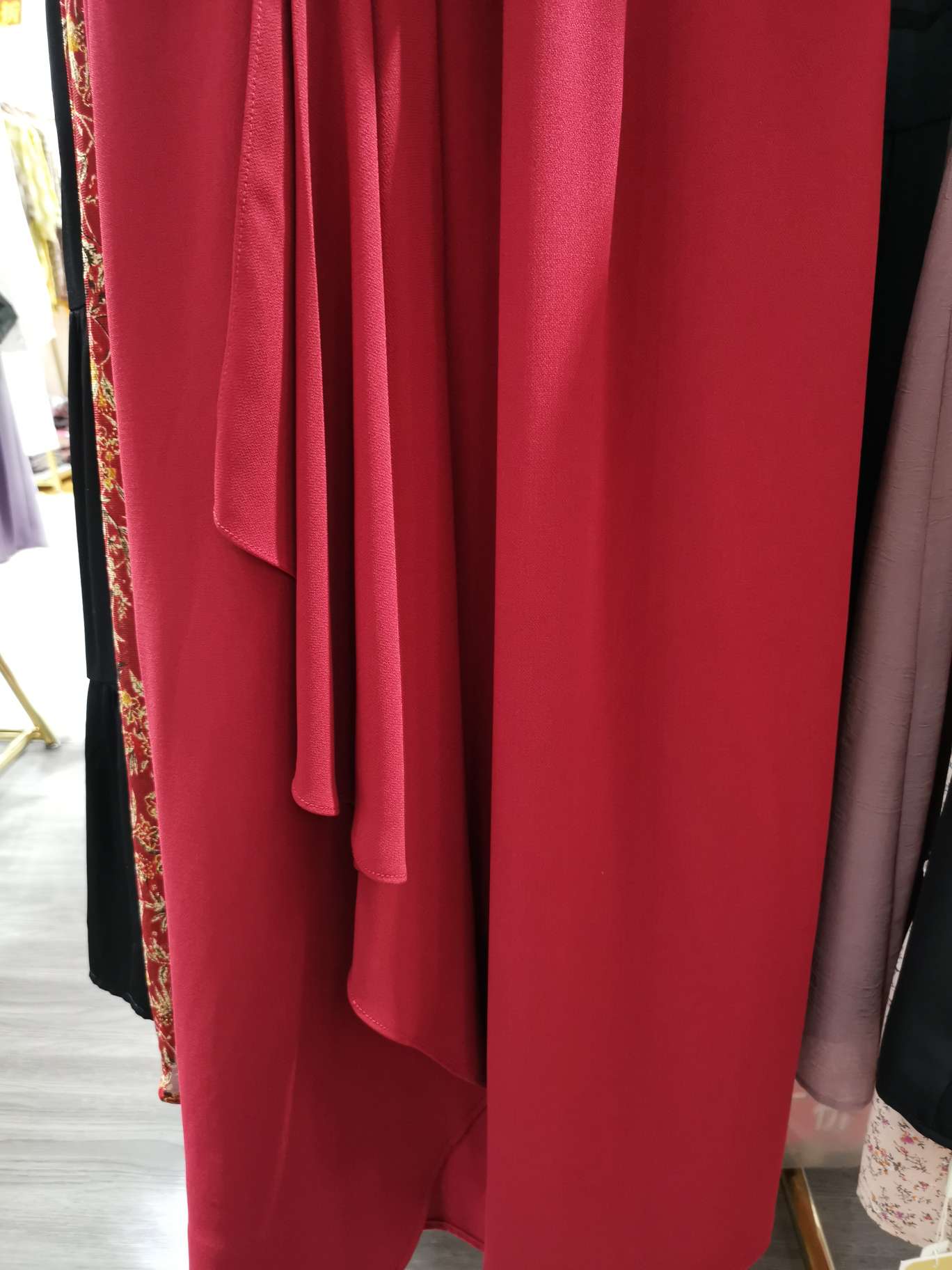 A long dress with a big red Y-neck belt Specification image