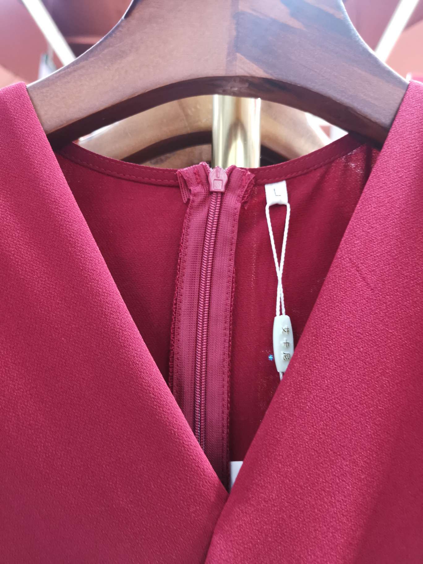 A long dress with a big red Y-neck belt Application Scenario