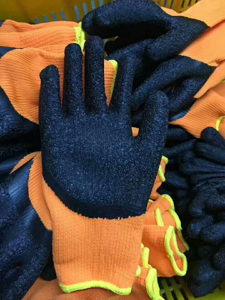 Guante de protección con orugas