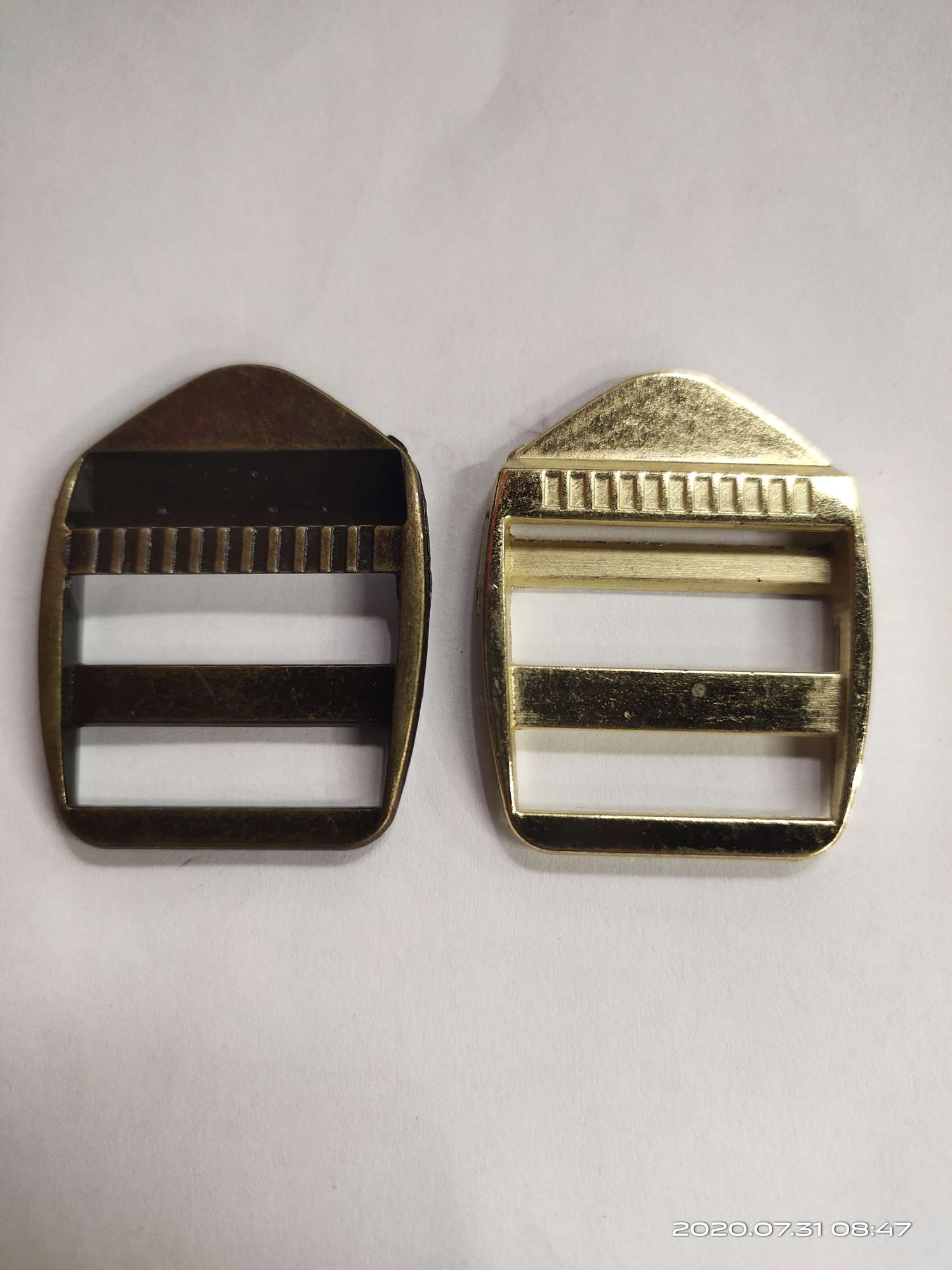 We specialize in all kinds of bag buckles. If the quantity is 10,000, no mold opening fee is charged