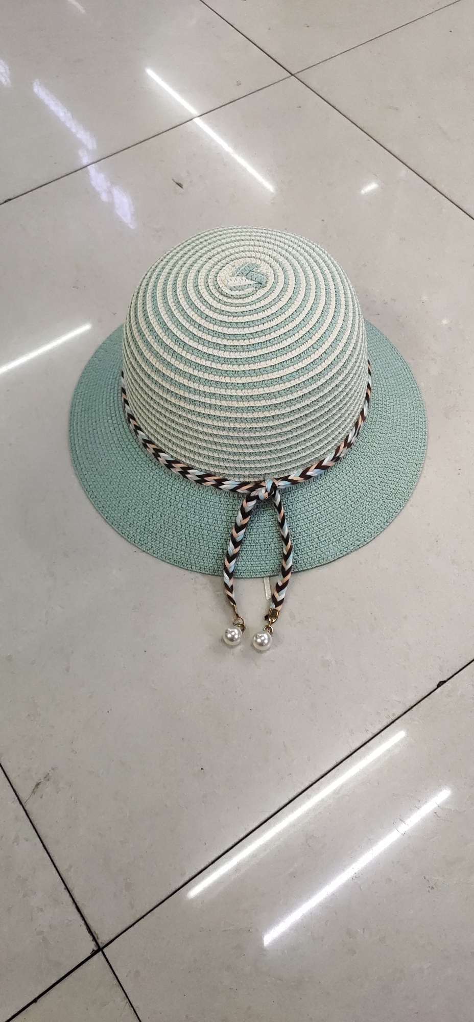 Two-color paper braid bow basin cap