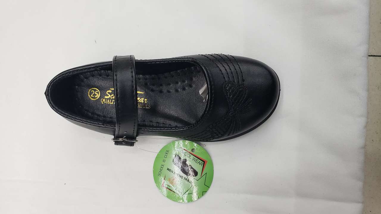 Black soled injection-molded female student leather shoes. Application Scenario
