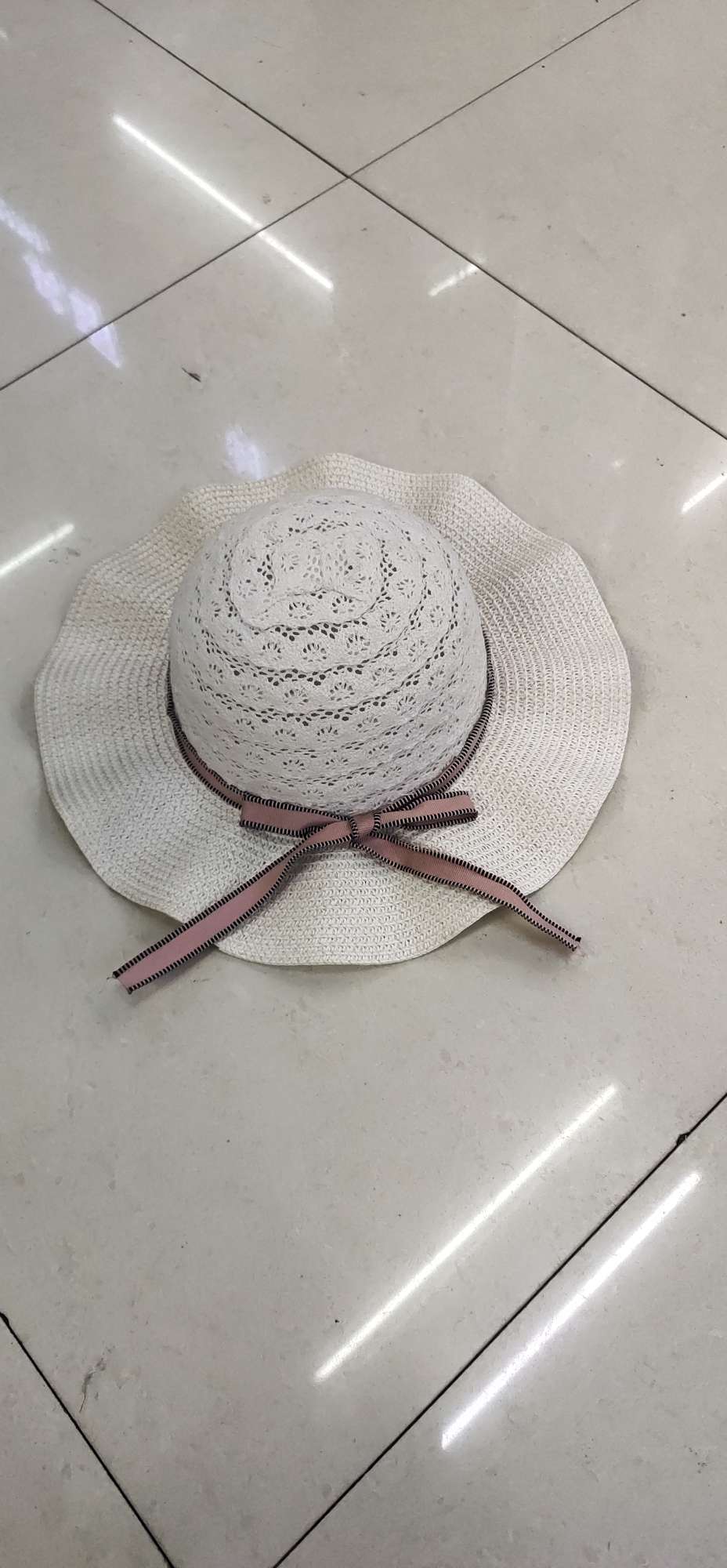 A children's cap with wavy edges