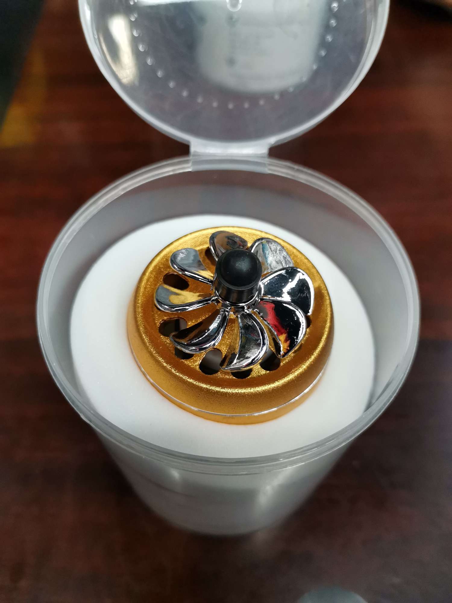 The car air outlet is made of scented alloy gold