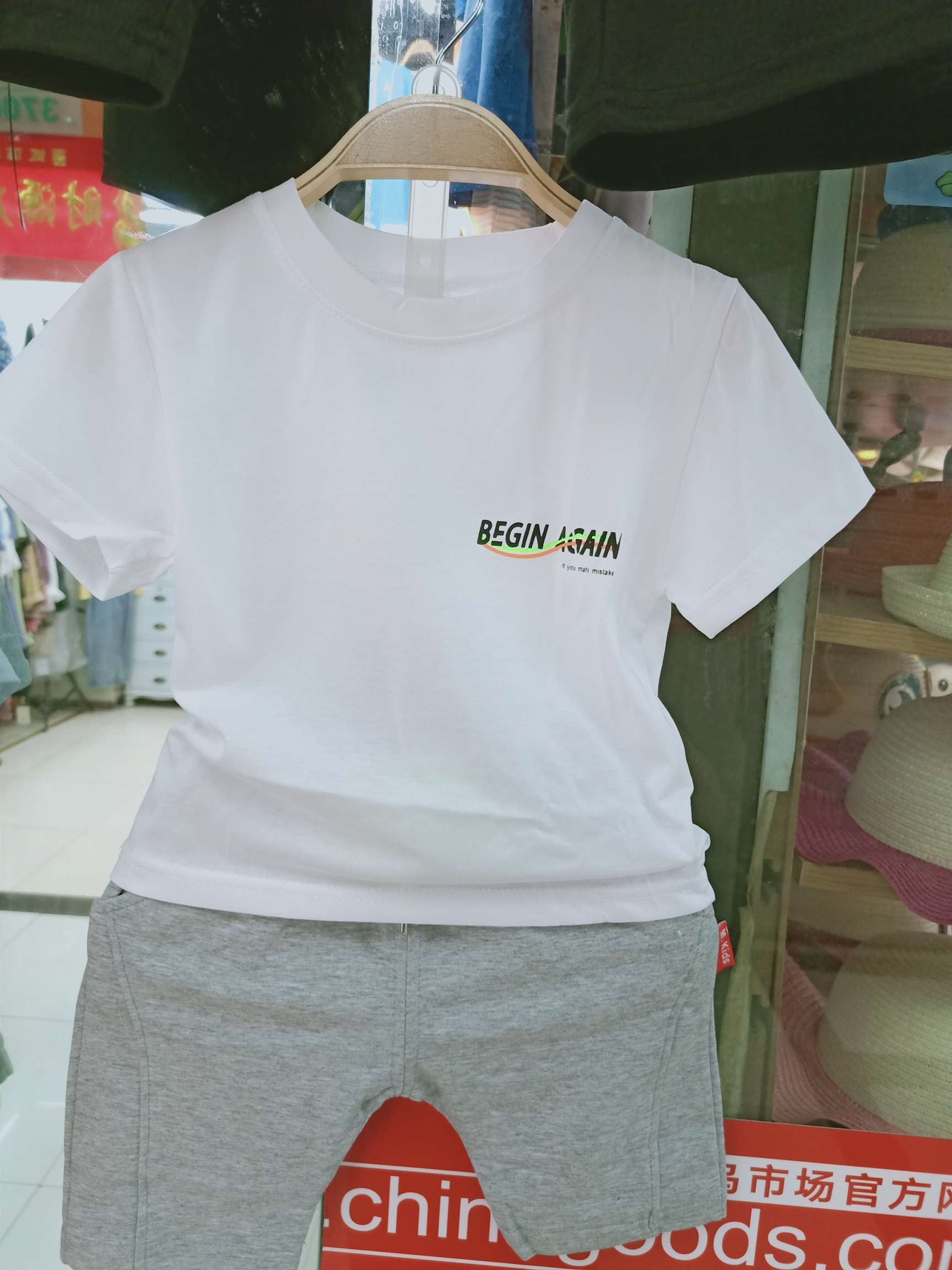 A white children's suit details Picture