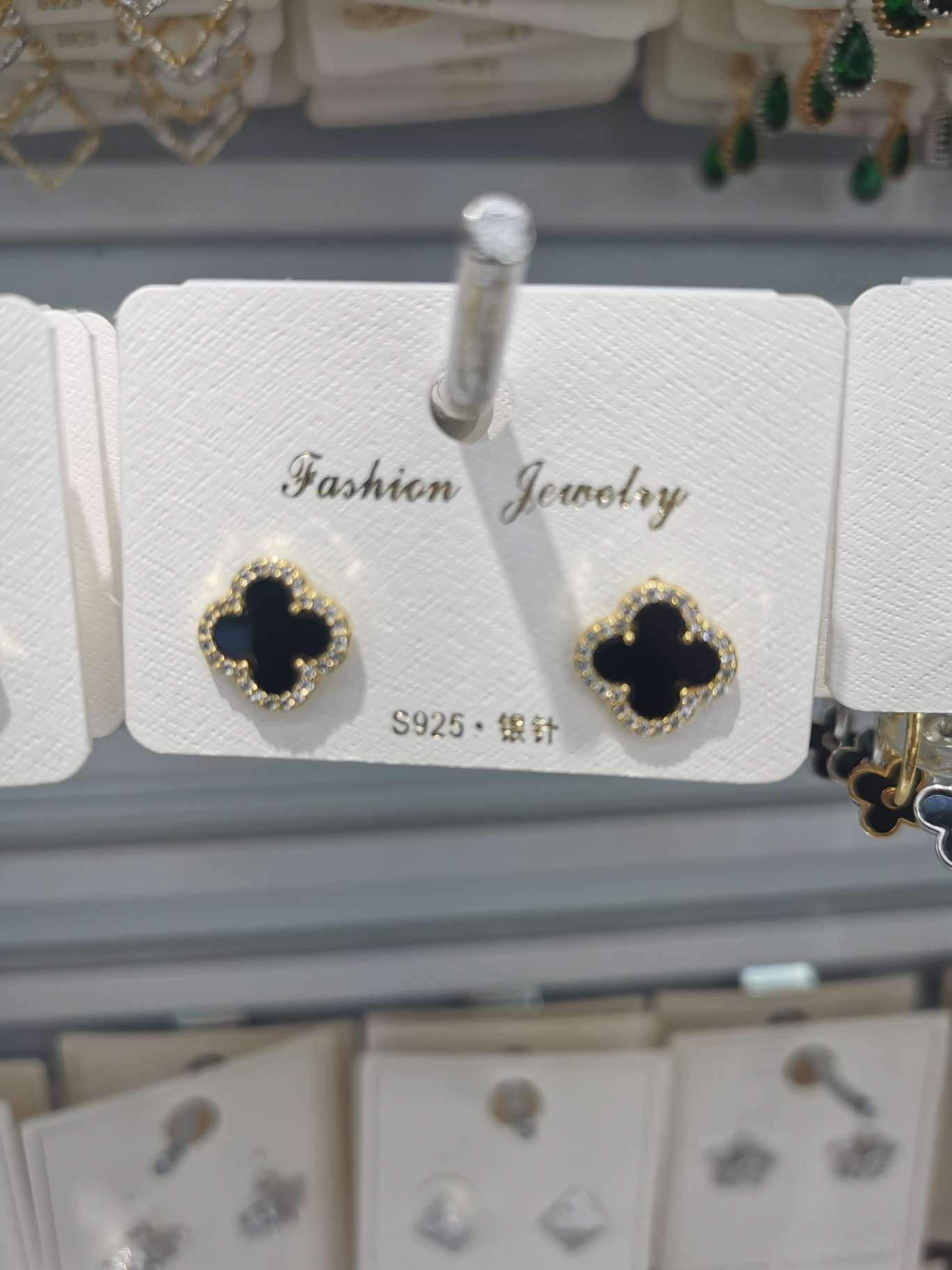 Internet celebrities live streaming the same earrings