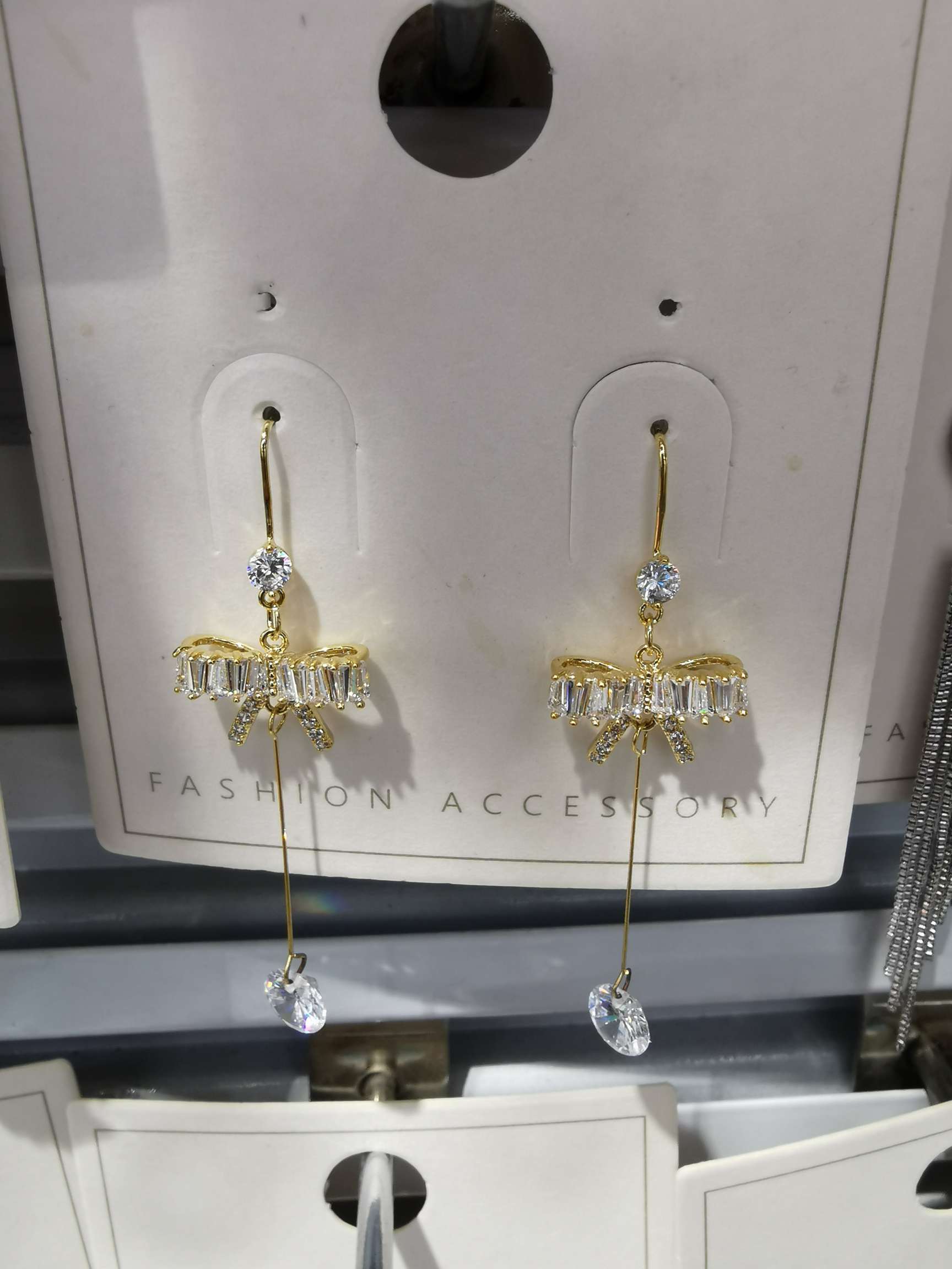 Delicate earrings with bows