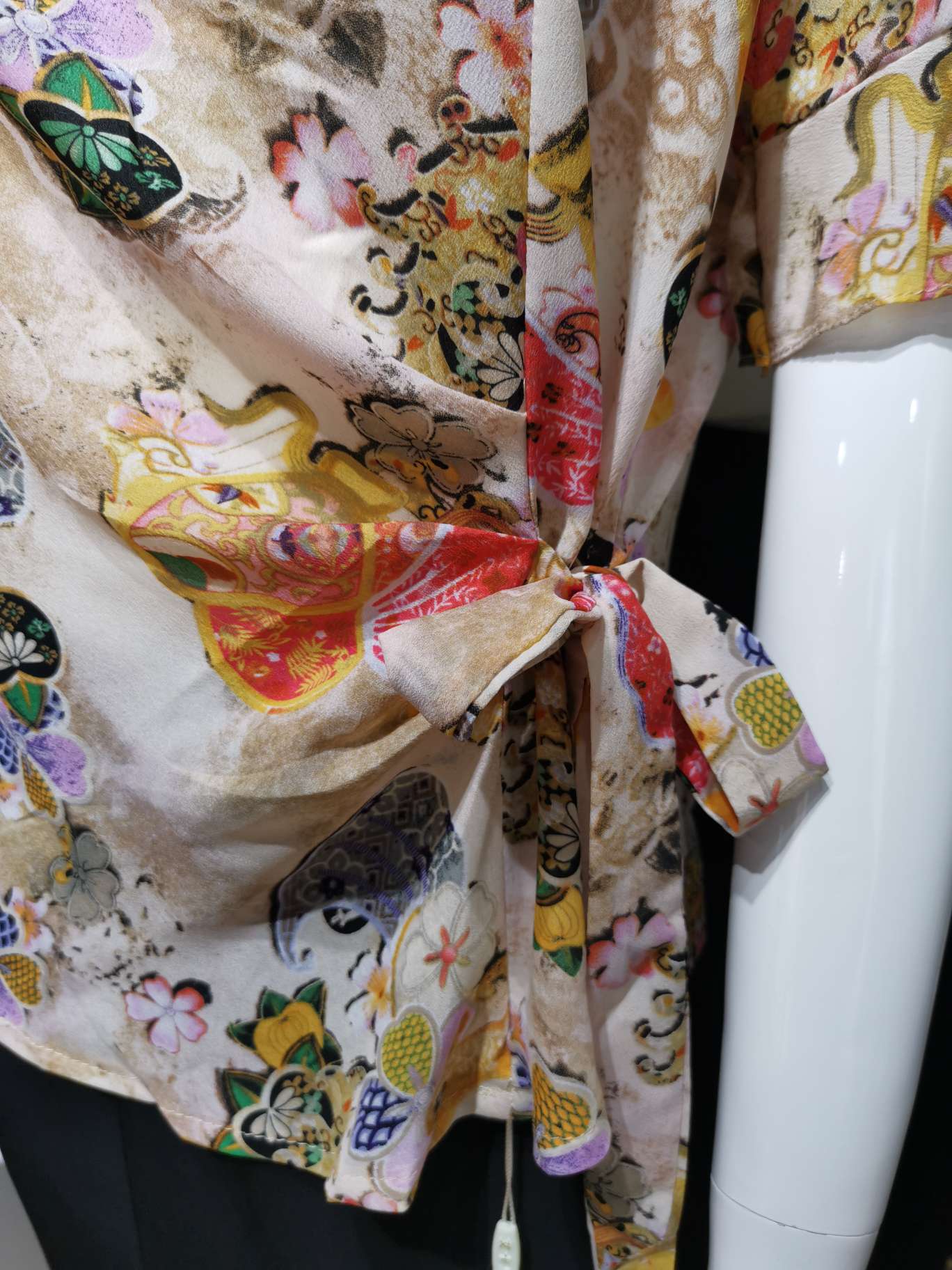 蝴蝶结腰带时尚圆领女上衣产品图