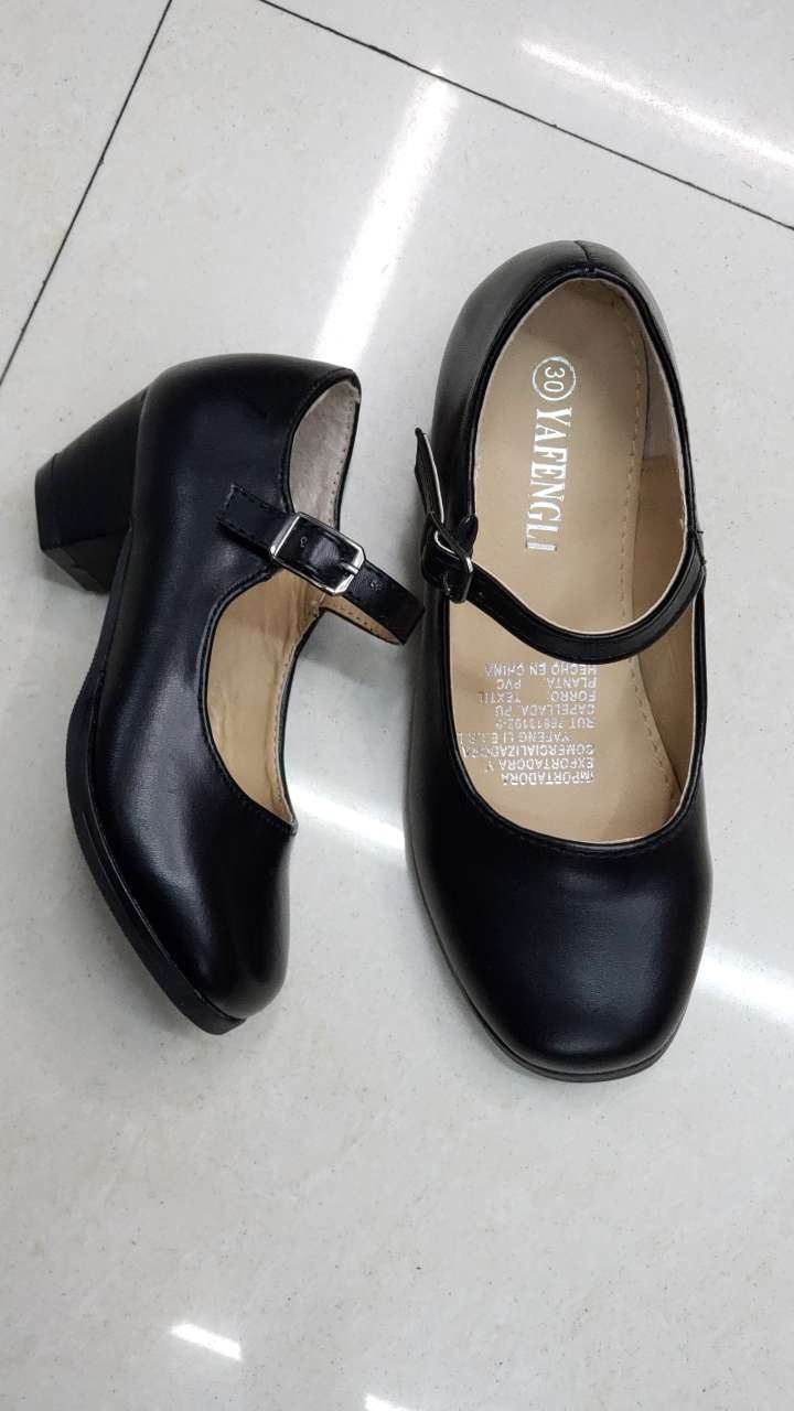 Imitation leather PU material, Guangzhou female student leather shoes with heel.