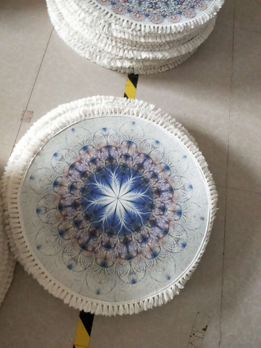 The new fringed round printed floor mat, high-definition printed floor mat, Persian-style pattern floor mat, Arabic pattern floor mat, is a bestseller in foreign trade. The new floor mat has multiple patterns Specification drawing