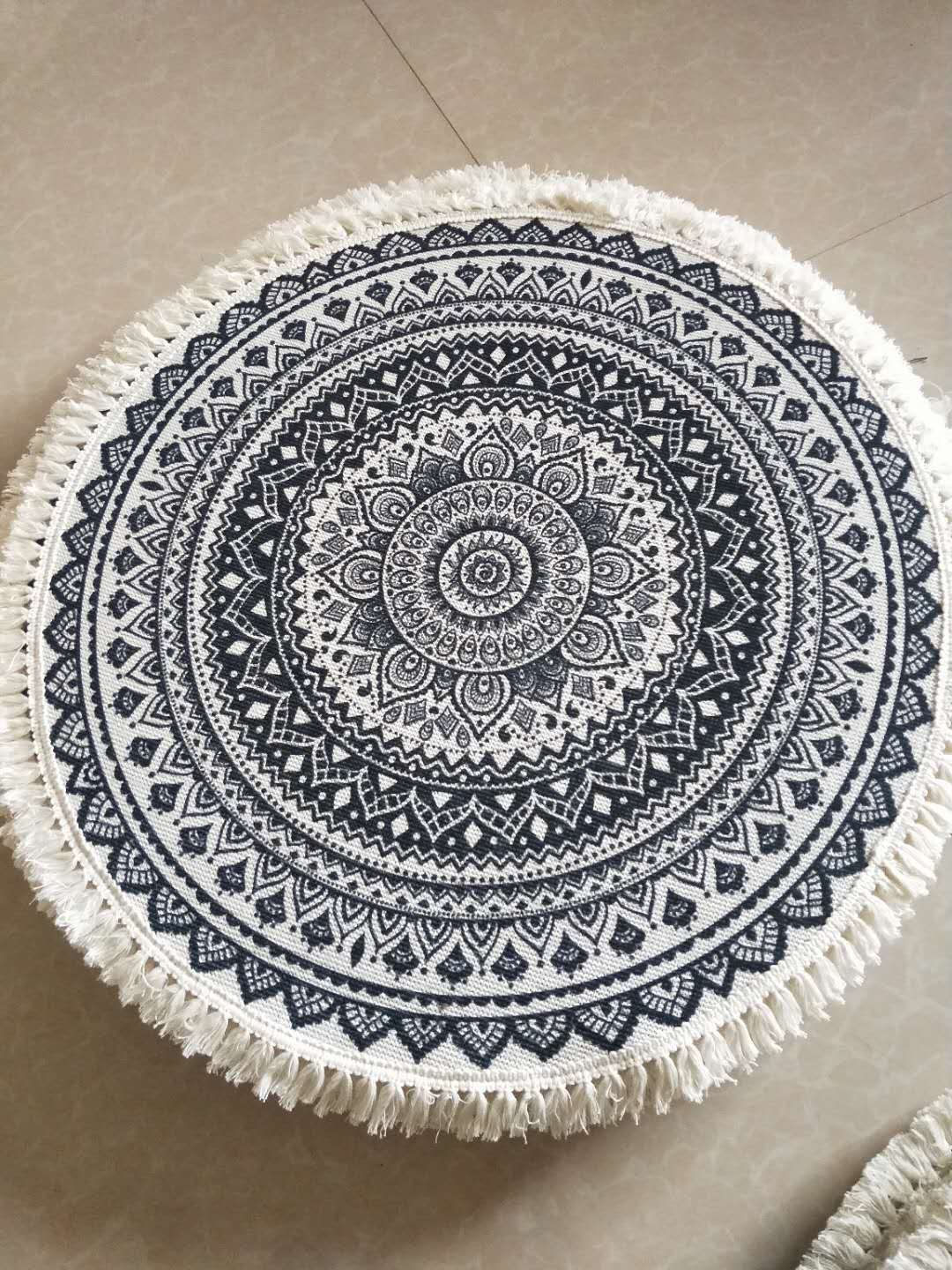 The new fringed round printed floor mat, high-definition printed floor mat, Persian-style pattern floor mat, Arabic pattern floor mat, is a bestseller in foreign trade. The new floor mat has multiple patterns undefined