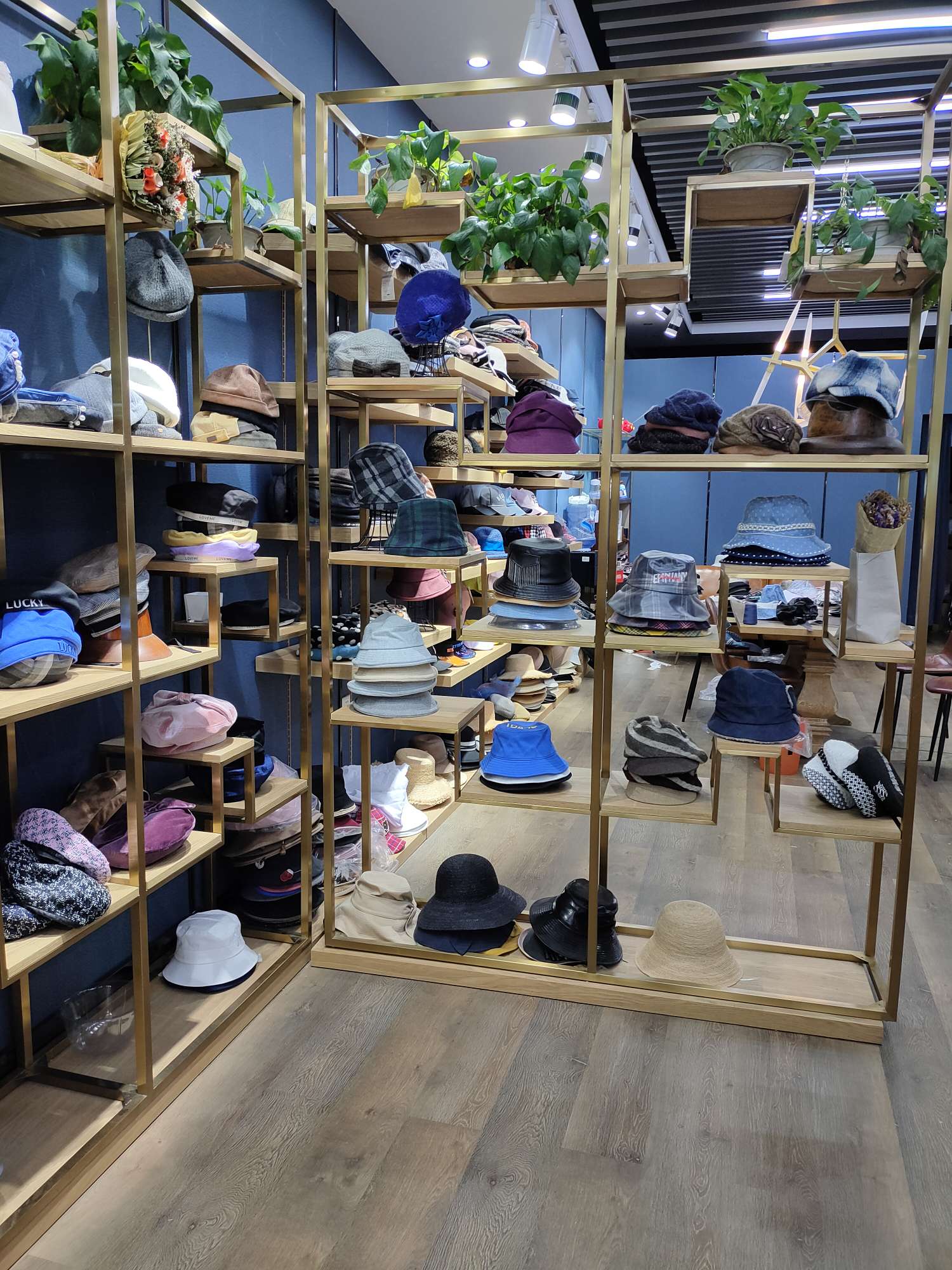 Yiwu Yiliang Clothing Co., LTD describe pic - 2