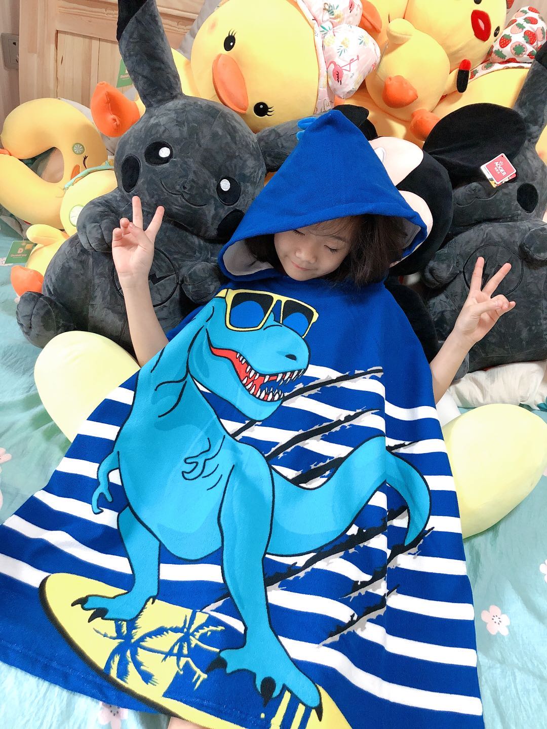 Manufacturers Direct Sales Of Large Children's Bath Towel Cloak Men And Girls Hooded Bathrobe Cloak Micro Business Explosion Can Wear Bath Towel undefined