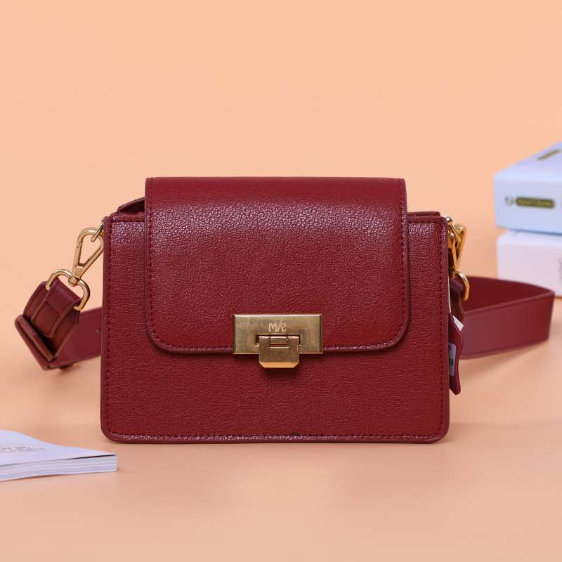 MK Women's top layer Cow Fashion Bag Application Scenario