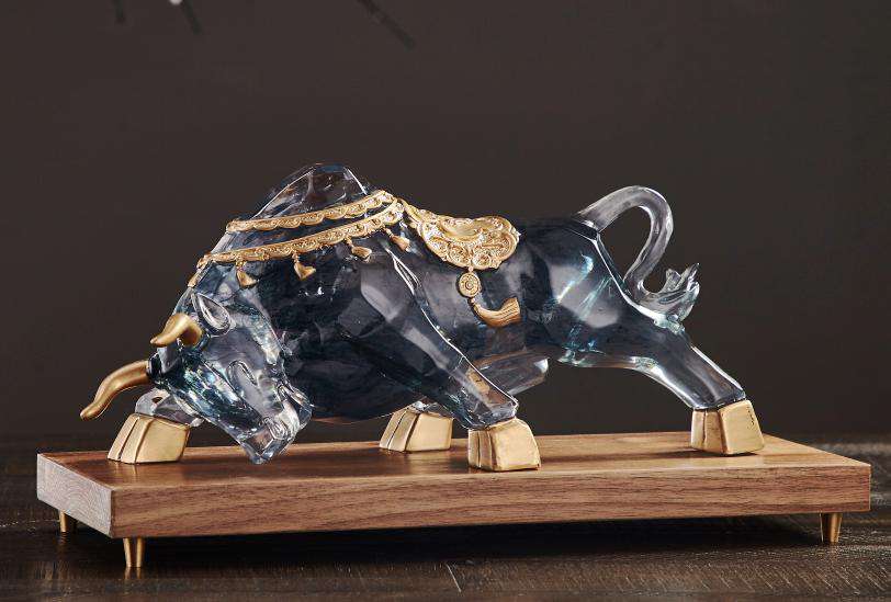 The ox turns the world around, with a magnificent and imposing momentum Specification image