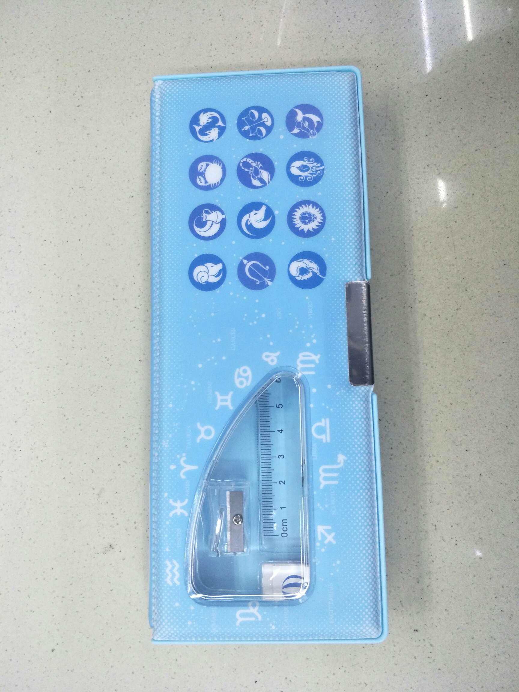 套装塑料笔盒，喜欢的可以先咨询客服