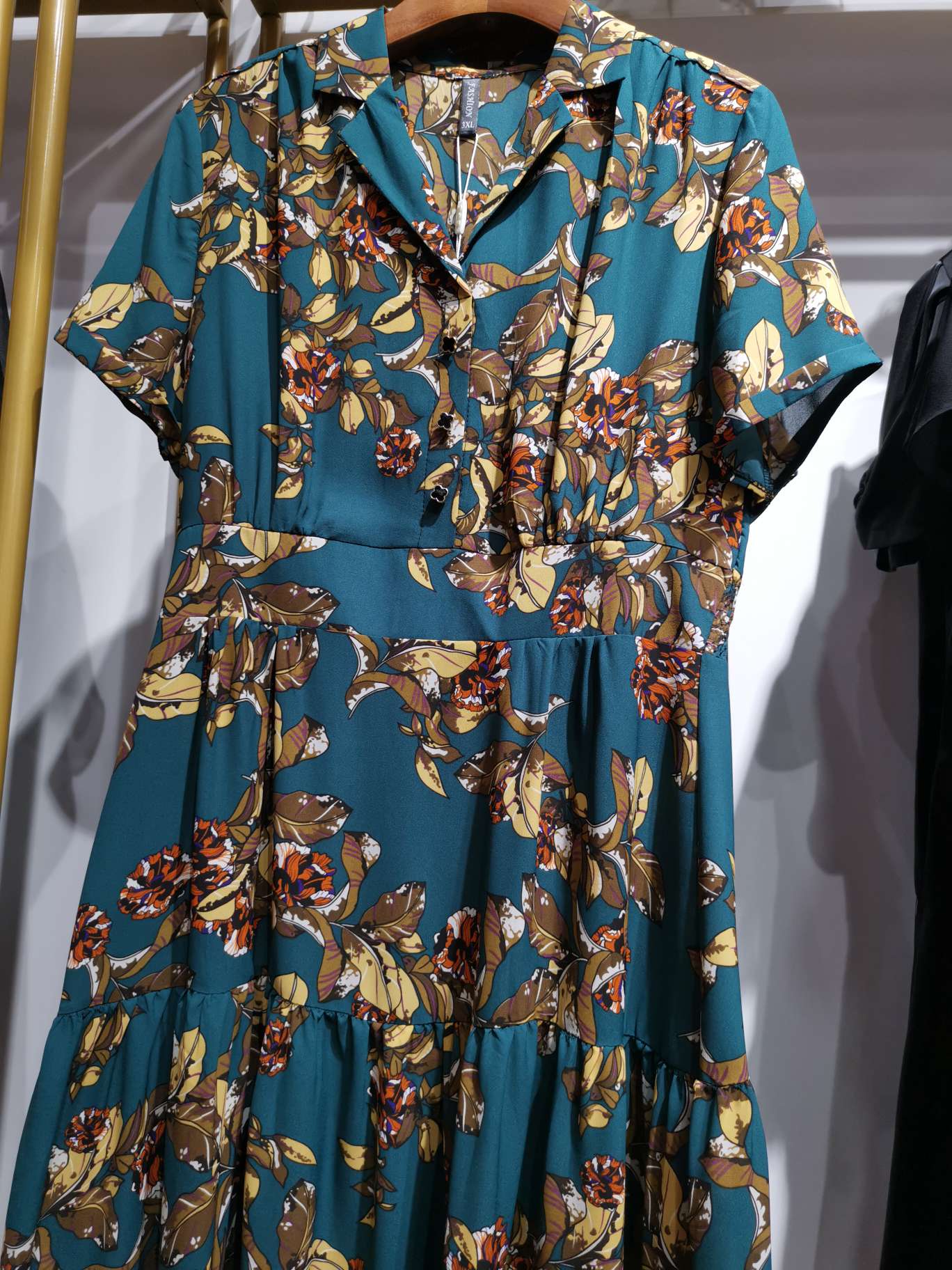 Fashionable shirt collar, waist-cinching long dress