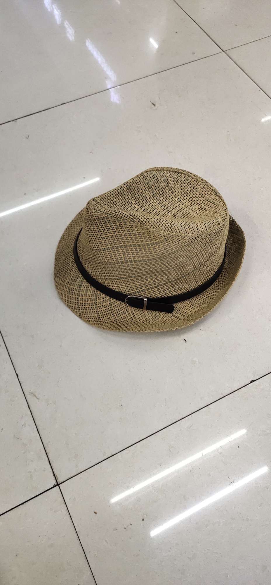 A small top hat imitating salted grass