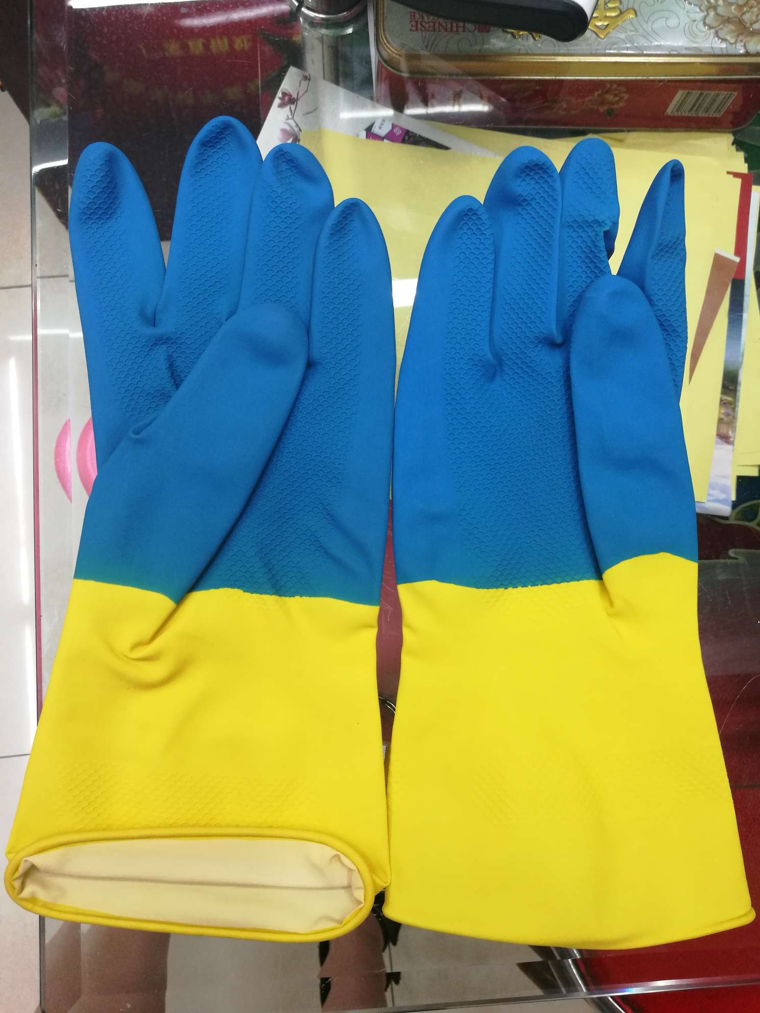 Guantes bicolor azul y amarillo para el hogar