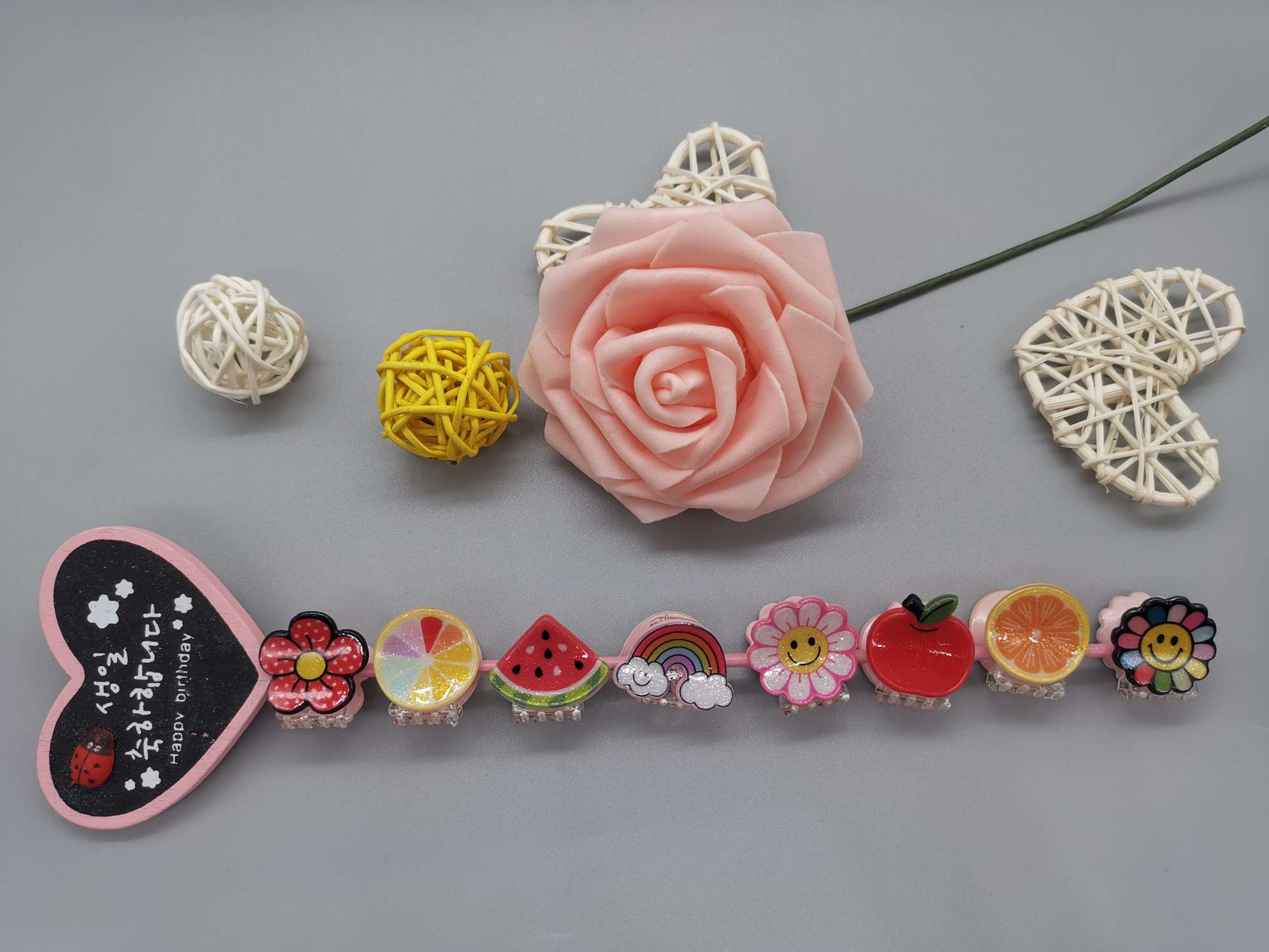 A popular acrylic decorative small fruit claw clamp on the Internet