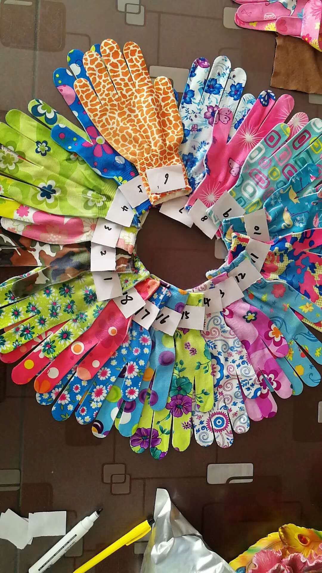 Guante de nylon floral