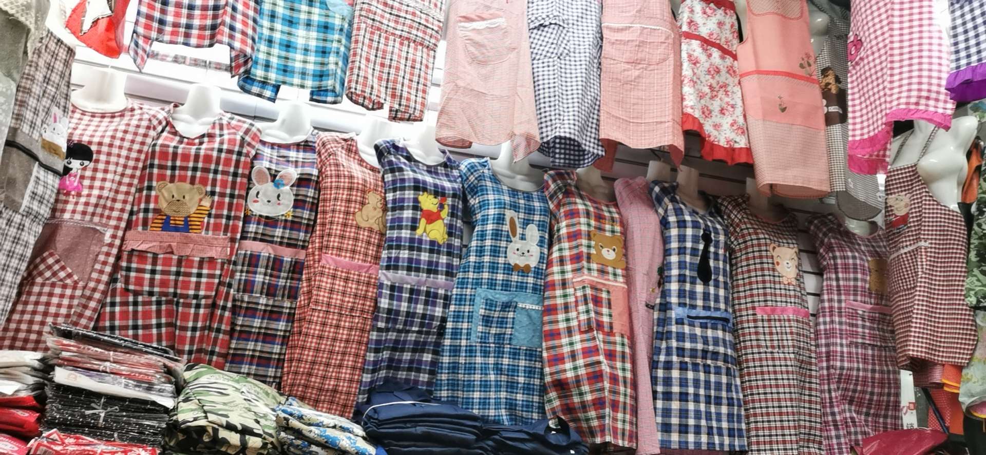 There are many styles of checkered and coveralls Specification image